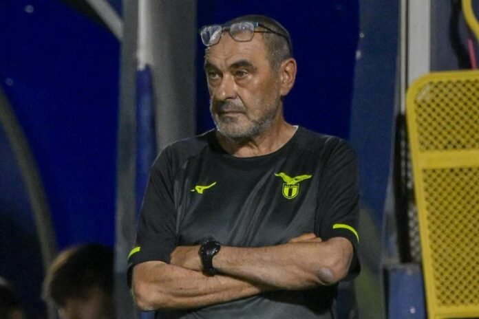 Maurizio Sarri a braccia conserte