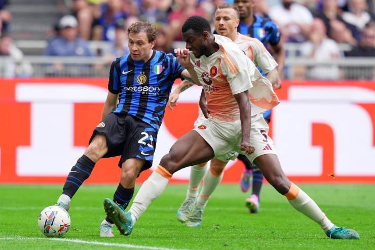 Evan Ndicka in azione contro l'Inter