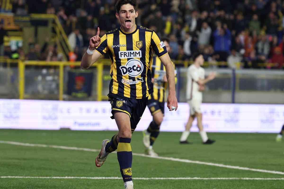 Niccolò Fortini esulta dopo un gol con la Juve Stabia