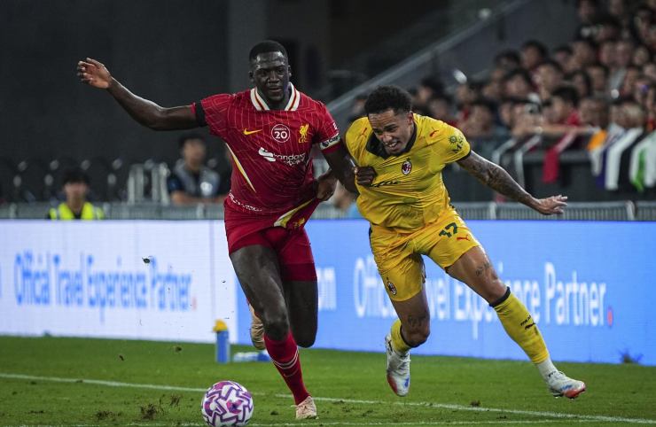 Noah Okafor in azione contro il Liverpool