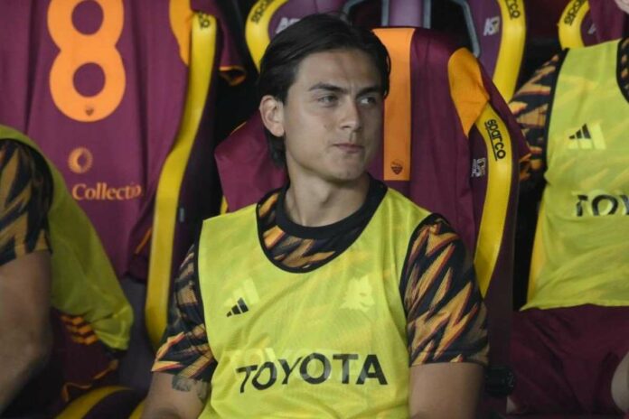 Paulo Dybala in panchina contro il Bologna