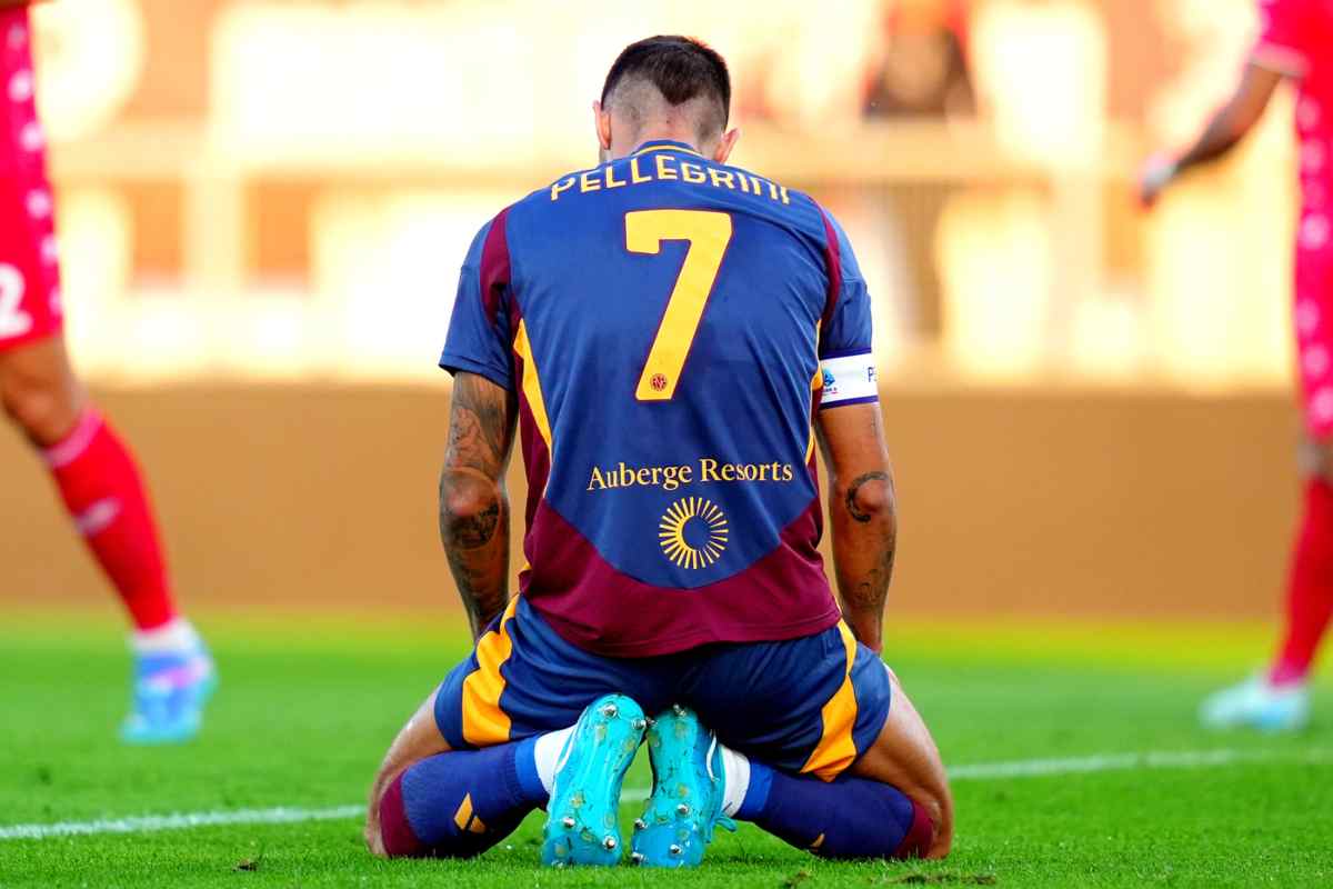 Lorenzo Pellegrini inginocchiato a terra