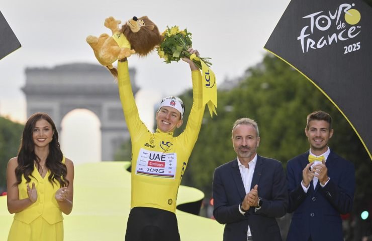 Tadej Pogacar trionfa al Tour de France