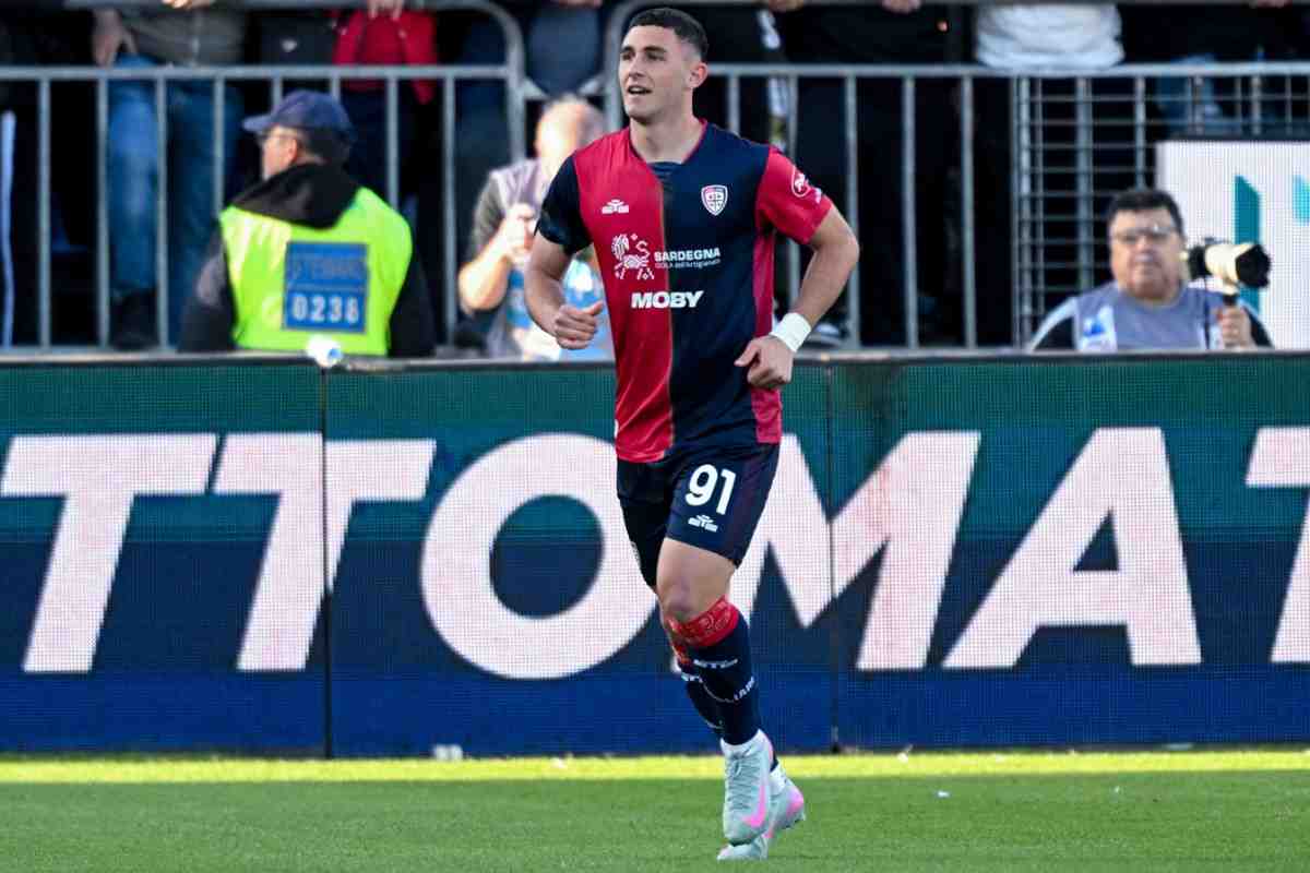 Roberto Piccoli esulta con la maglia del Cagliari