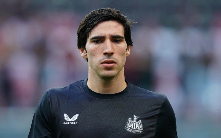 Sandro Tonali in un riscaldamento col Newcastle