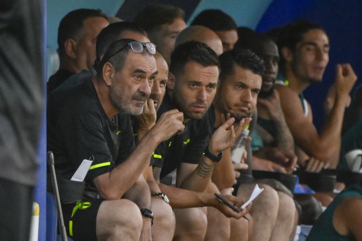 Maurizio Sarri segue dalla panchina un'amichevole della Lazio