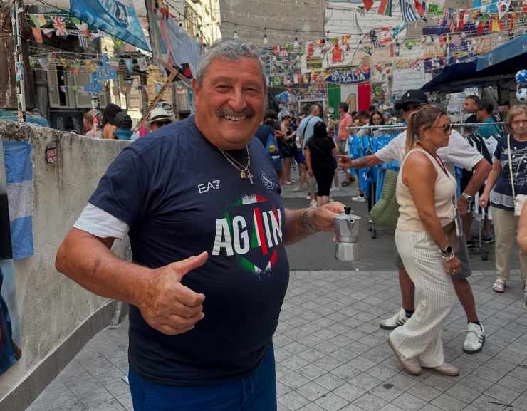 Tommaso Starace in piazza coi tifosi napoletani
