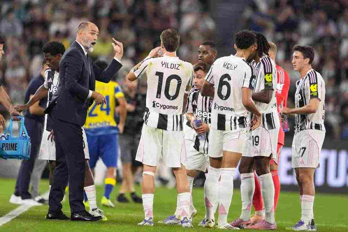 Igor Tudor dà indicazioni ai suoi giocatori