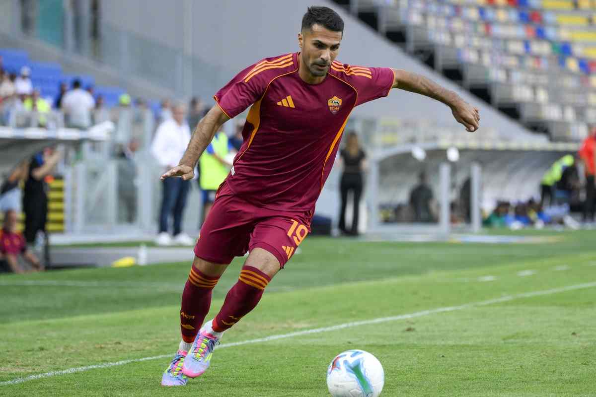 Zeki Celik si appresta a calciare