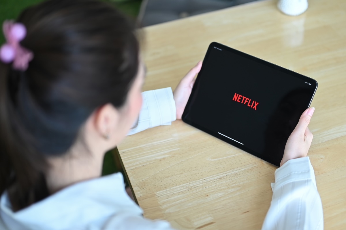 donna che guarda tablet