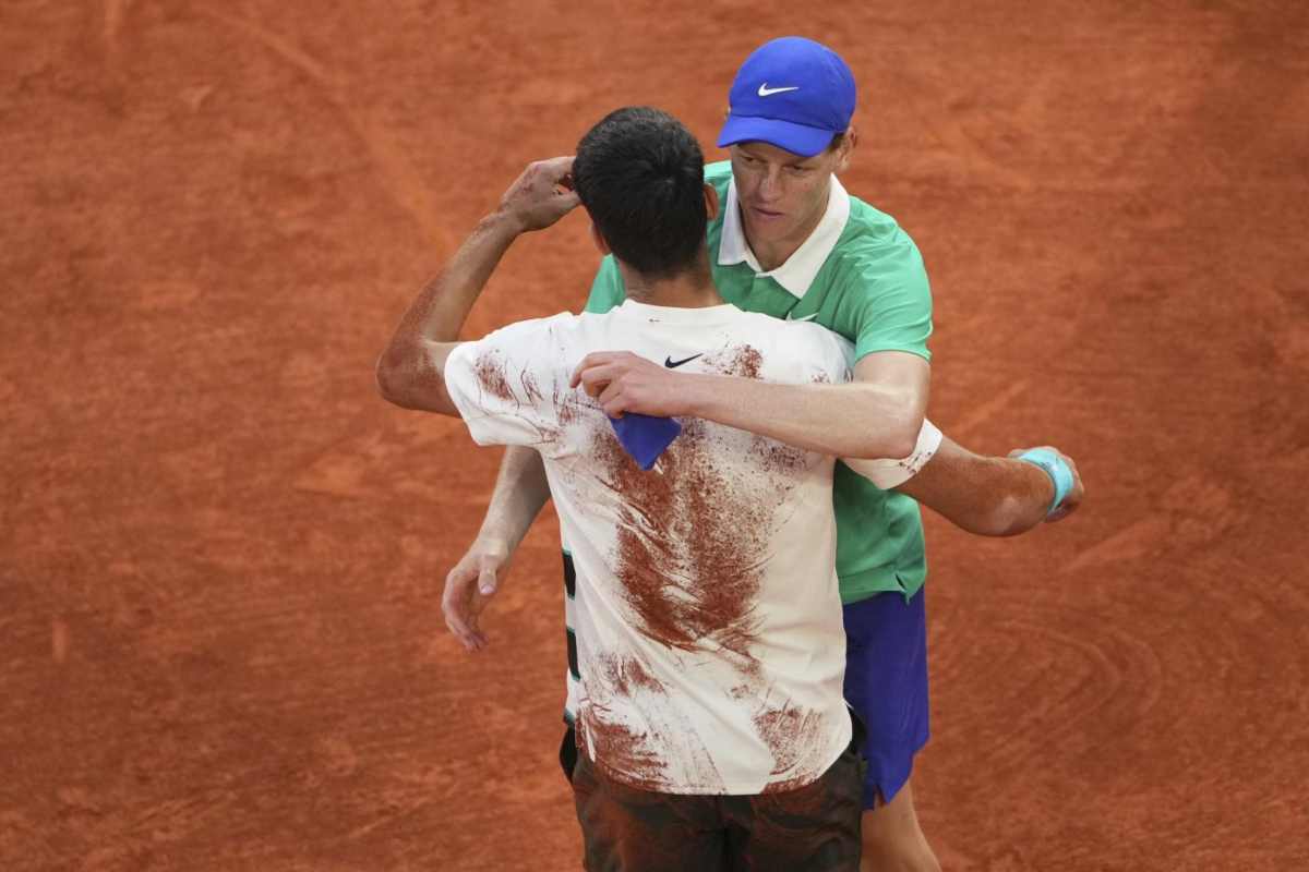 Alcaraz abbraccia Sinner