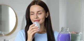 donna che annusa ammorbidente