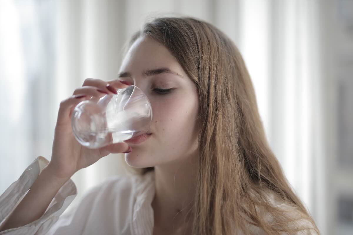 donna che beve acqua