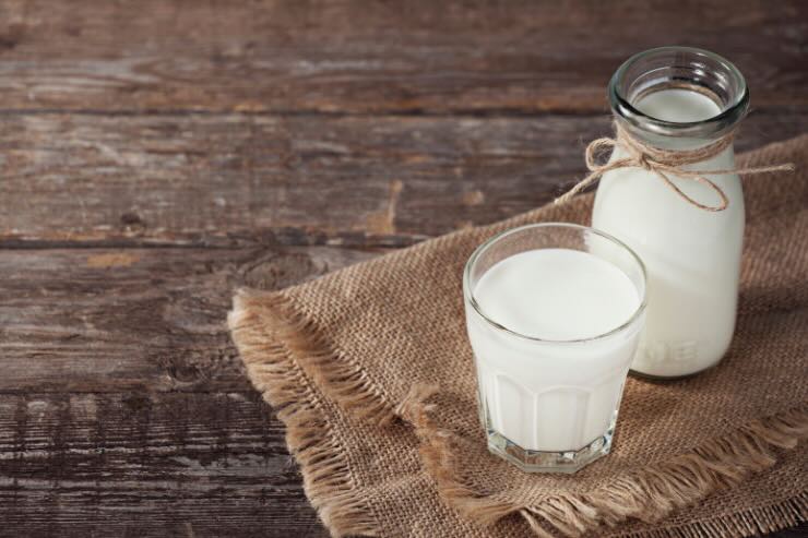 bottiglia e bicchiere di latte