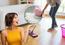 donna felice che indica borotalco e donna che lava il pavimento