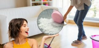E se ti dicessi che basta del borotalco per lucidare i pavimenti? Prova subito questa tecnica speciale donna felice che indica borotalco e donna che lava il pavimento