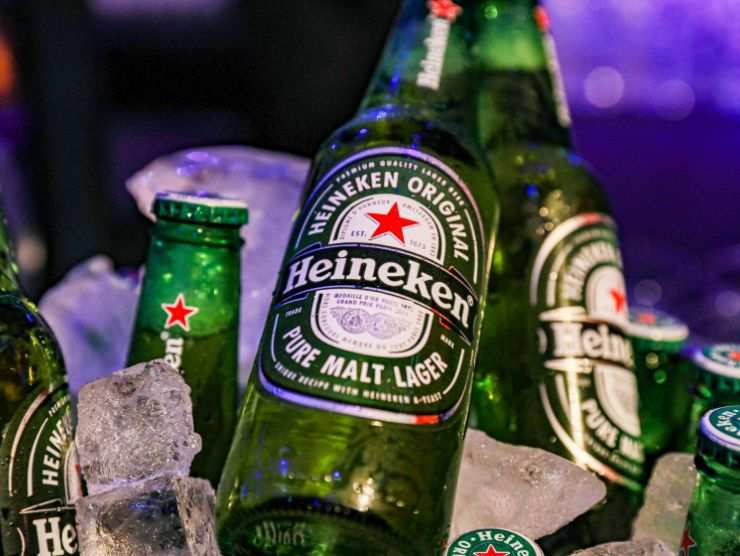 bottiglie di birra poggiate sul ghiaccio