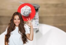 donna che fa ok, pallina di carta e rubinetto pieno di calcare