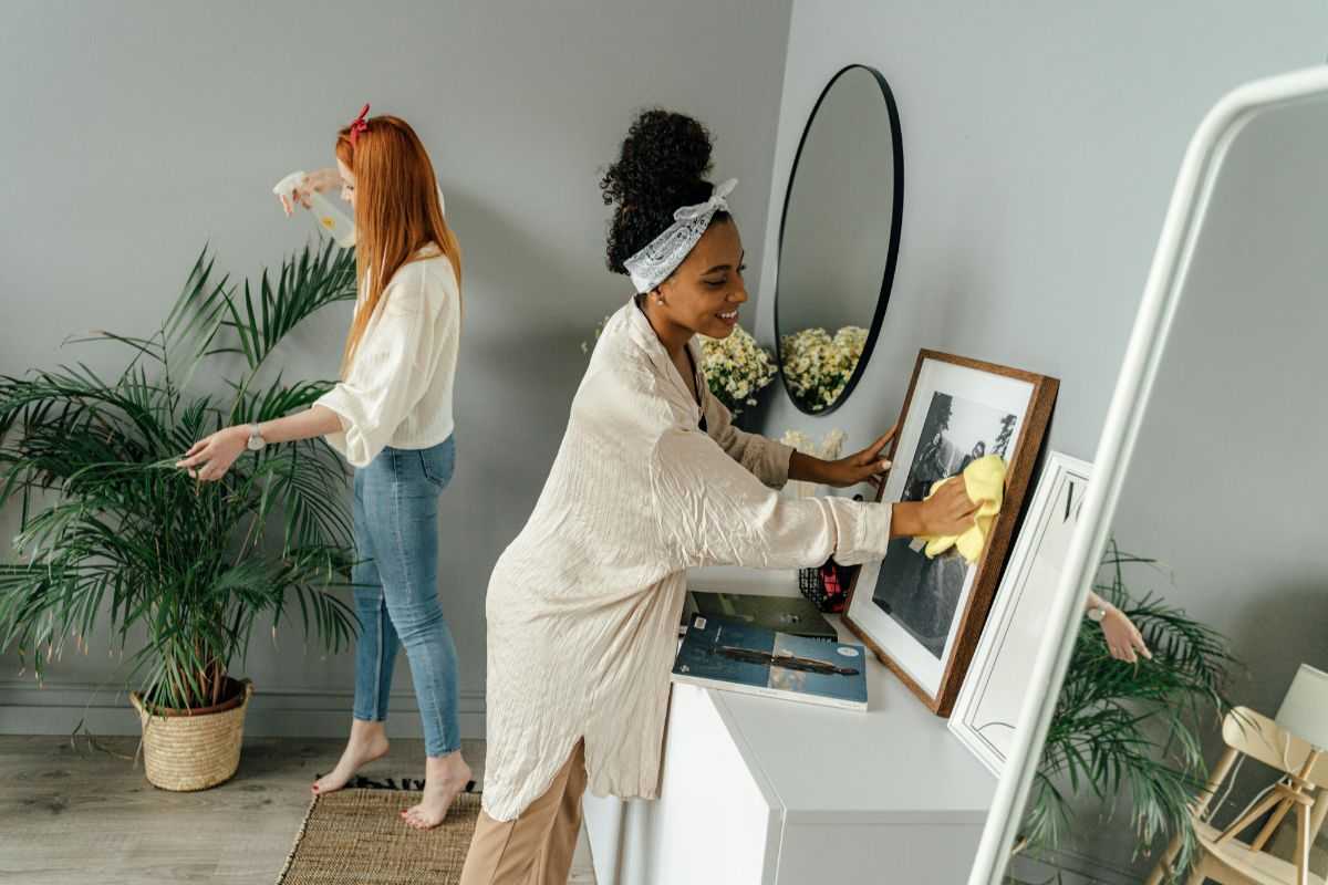 due donne che puliscono casa