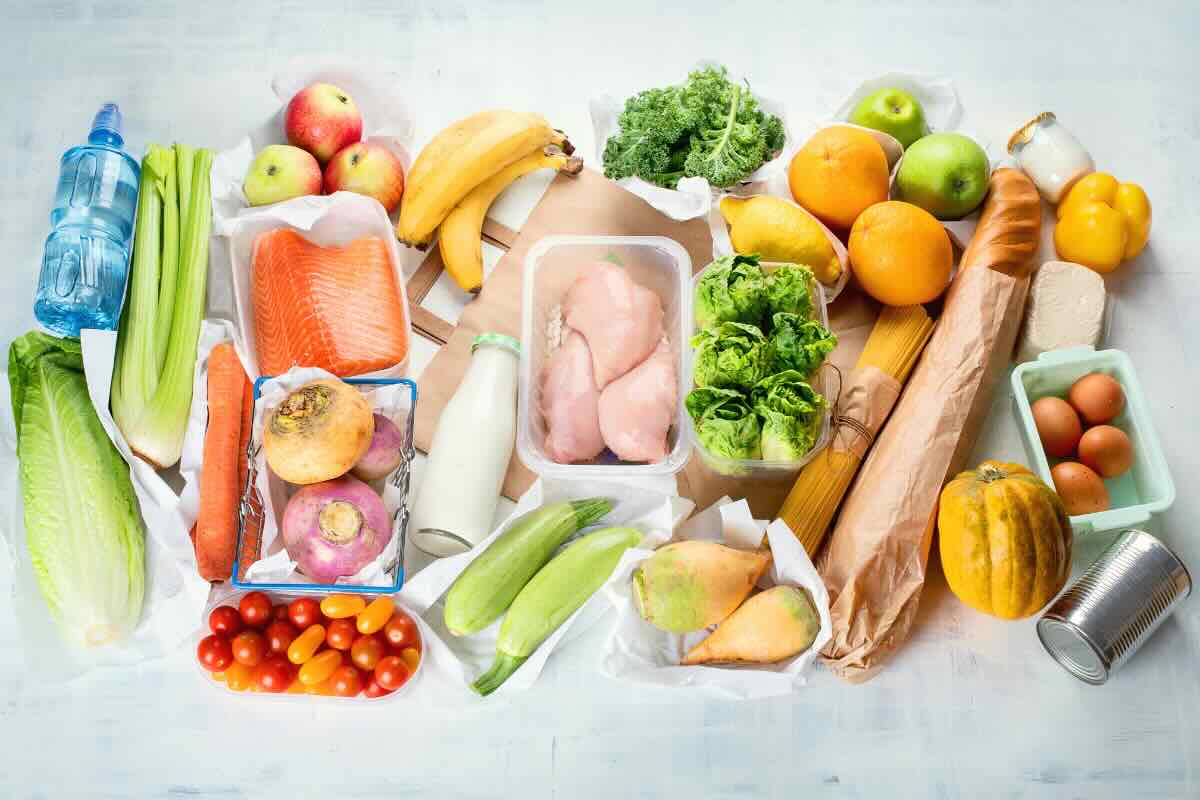 vari alimenti freschi 