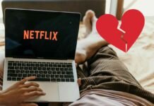 pc con netflix e cuore spezzato
