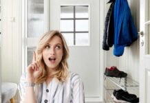 donna con idea in un ingresso di casa