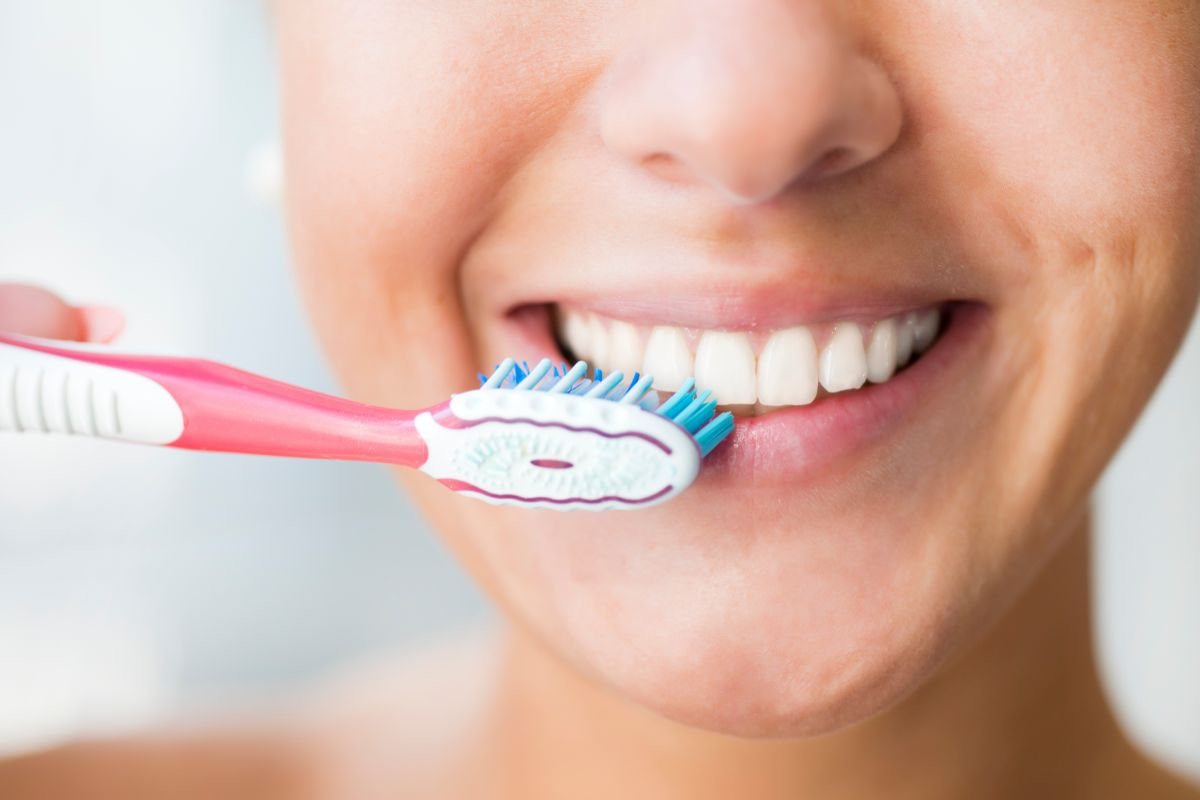 donna che si lava i denti