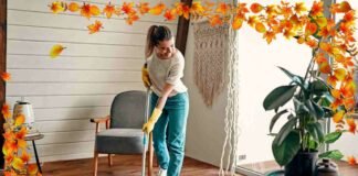 Come preparare la casa per l’arrivo dell’autunno? I consigli per ambienti caldi e accoglienti donna che la pavimenti