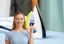 donna che fa ok e ferro da stiro