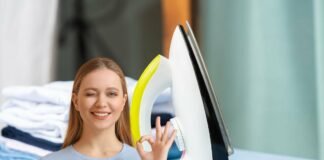 Ferro da stiro, se non lo pulisci così perdi solo tempo: elimina lo sporco e le pieghe vanno via donna che fa ok e ferro da stiro