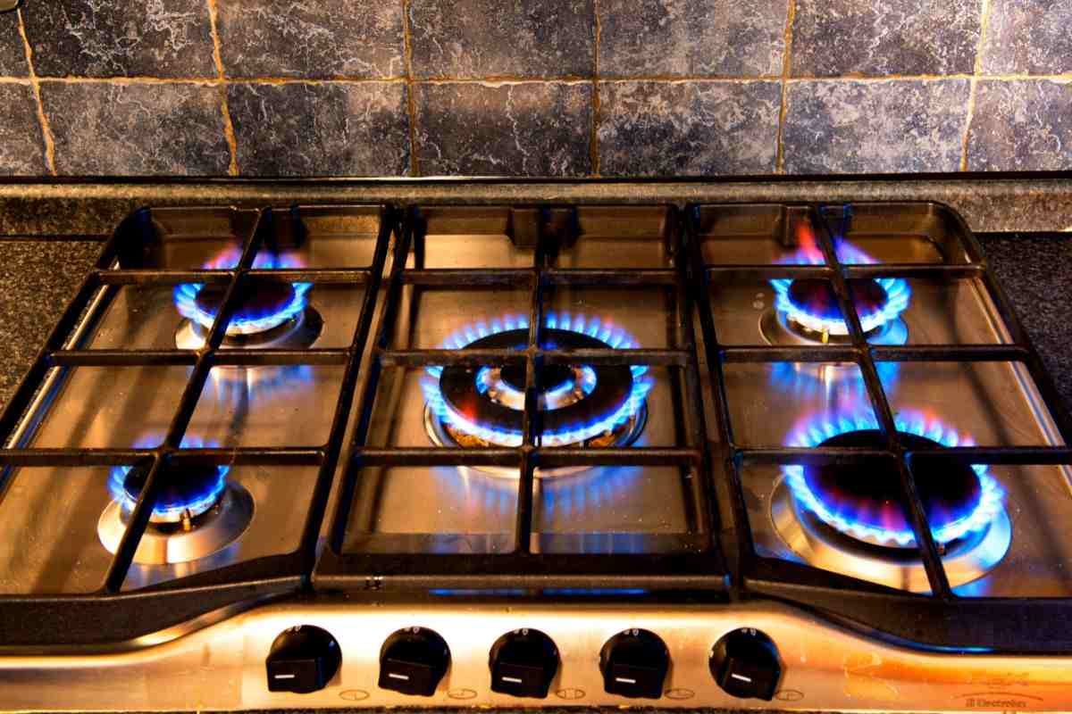 piano cottura con fuochi accesi
