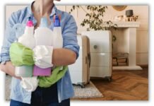 donna con prodotti di pulizia e valigie