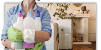 donna con prodotti di pulizia e valigie