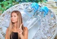 donna che dice no e bottiglie di acqua su ghiaccio