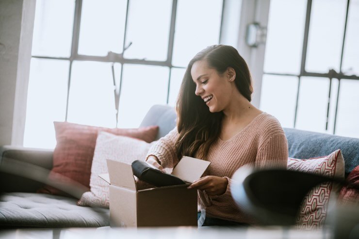donna che apre pacco