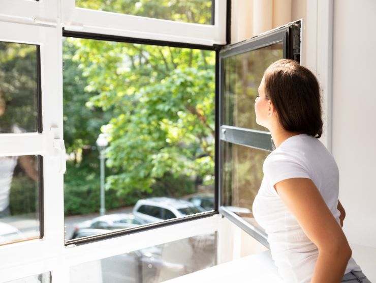 donna che chiude finestre
