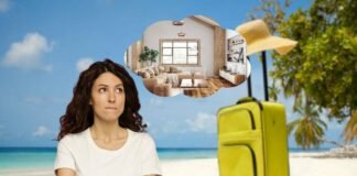 donna che pensa alla sua casa mentre è in vacanza