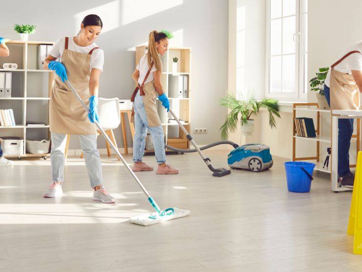 coppia di ragazze che pulisce casa