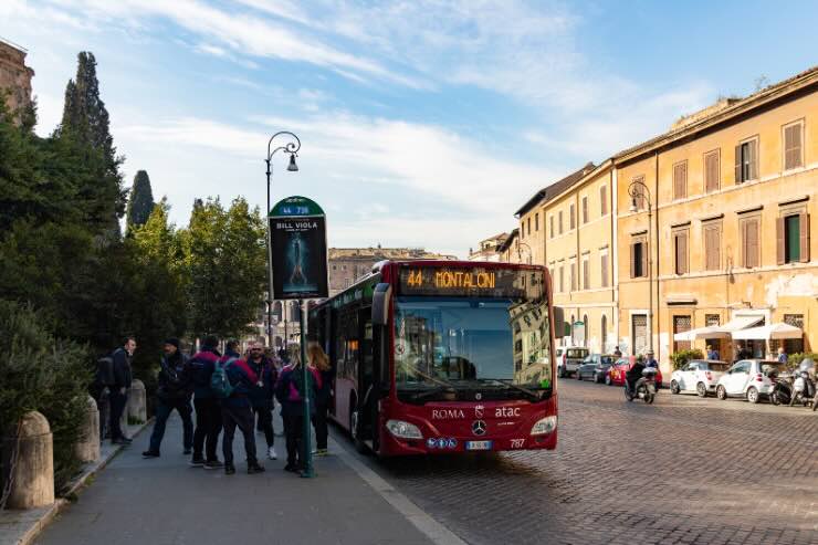 bus rosso roma