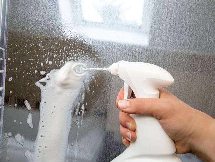 spray che pulisce il vetro