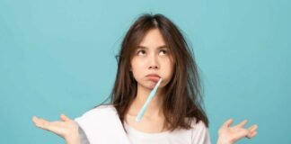 Sei sicuro di lavare i denti in modo giusto? Sono certo che questi errori li commetti anche tu donna perplessa mentre si lava i denti