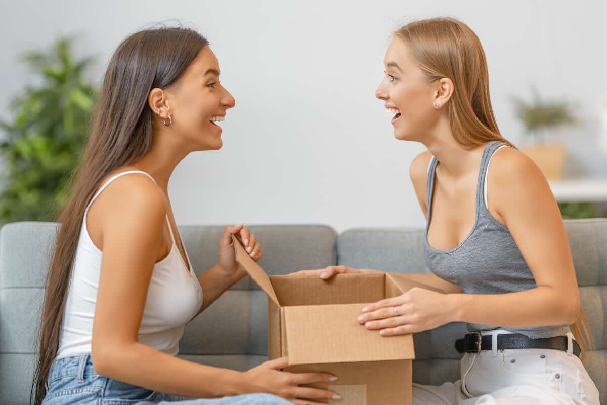 donne che aprono pacco 