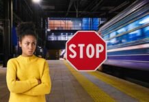 donna arrabbiata, stazione, segnale stop