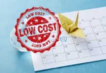 calendario di agosto e scritta low cost