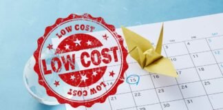 calendario di agosto e scritta low cost