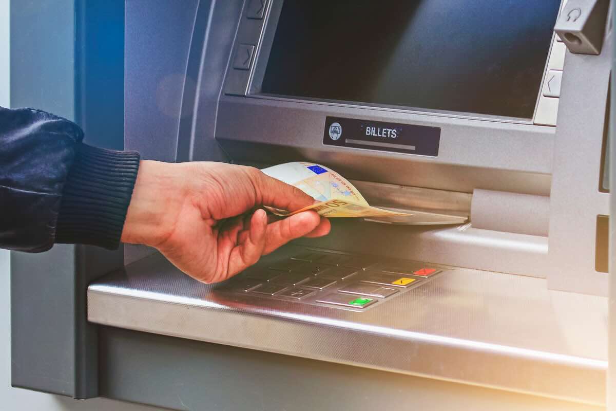 uomo che preleva contanti