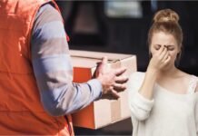 uomo con pacco e donna triste