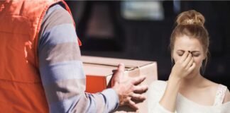 uomo con pacco e donna triste