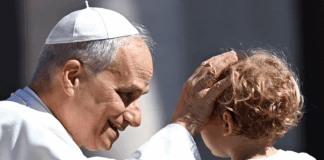 “È circondato”: mostrano a Leone XIV un simbolo controverso ▷ Il giallo della foto coi bambini