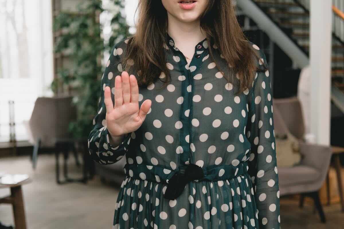 donna che fa stop con la mano 